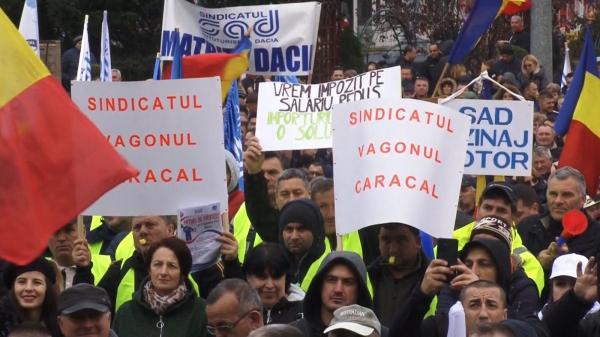 Protest la Mioveni: 5.000 de angajați au ieșit în stradă. Se plâng că producția a crescut, dar salariile nu le ajung nici de la o lună la alta