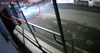Accident filmat de camere, într-o intersecție din Târgu Jiu. O mașină s-a înfipt într-o țeavă de gaze
