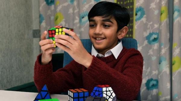 Un băiat de 11 ani i-a întrecut pe Einstein şi Stephen Hawking la testul de inteligenţă Mensa. Ce planuri de viitor are Yusuf