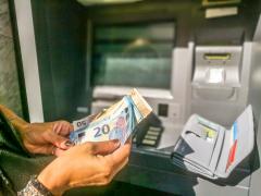 Cum ar fi furat funcţionara unei bănci din Galaţi peste 500.000 de euro din conturile clienţilor. Nu s-a lăsat nici când şefii au concediat-o