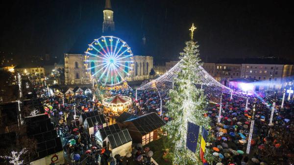 Târgul de Crăciun din Cluj-Napoca s-a deschis. Ideea inedită a organizatorilor pentru a micşora consumul la curent