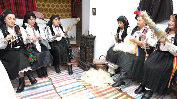Şezătoarea, o tradiţie veche de zeci de ani, readusă la viaţă de o tânără din Hunedoara. Cum au reacţionat localnicii