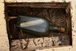 Un bileţel ascuns într-o sticlă de whisky, găsit după 135 de ani. "Mesajul secret" descoperit de un instalator sub podeaua casei din Edinburgh