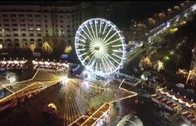 Principala atracţie a Târgului de Crăciun din Bucureşti. Reacţia turiştilor străini, ajunşi în Piaţa Constituţiei