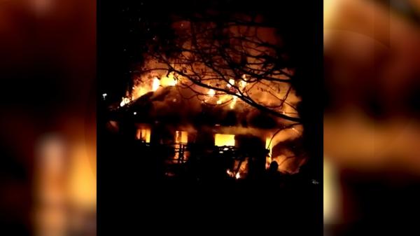 Incendiu devastator în Târgu Neamţ. Proprietarul a ieșit la timp, cu tot cu butelia care risca să explodeze