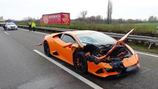 Un Lamborghini cu numere de România a provocat un accident pe o autostradă din Ungaria, după ce a intrat cu viteză într-o dubiţă