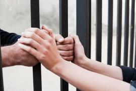 Un director de penitenciar din Baia Mare, în arestul DNA după ce o tânără angajată i-a refuzat avansurile sexuale: cum a şantajat-o pe fată