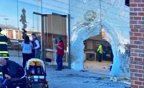 Un mort şi 16 răniţi, în SUA, după ce un SUV a intrat într-un magazin Apple. Poliţia l-a reţinut pe şofer, dar nu ştie de ce a comis gestul
