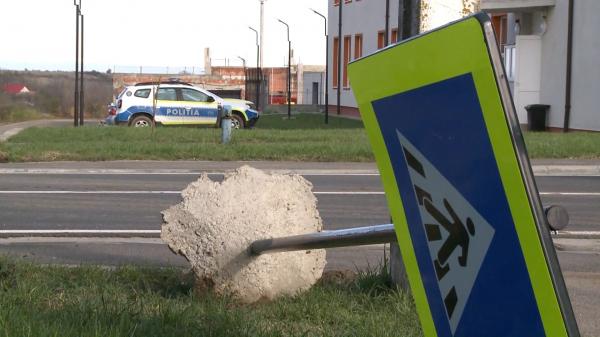 Un român a furat 39 de indicatoare rutiere şi le-a ascuns in curtea lui. Ce pedeapsă riscă