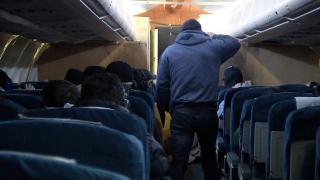 Ofiţeri SRI sub acoperire, printre pasagerii zborurilor din România. Imagini de la situațiile pentru care se antrenează