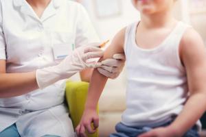 Risc de epidemie de rujeolă la nivel mondial: 40 de milioane de copii au ratat vaccinul din cauza COVID