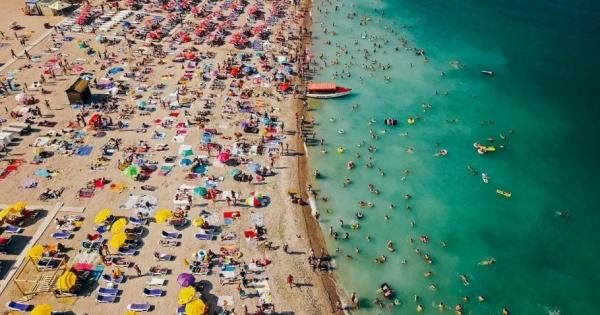 Cel mai întâlnit deșeu de pe plajele româneşti. Turiștii ignoră coșurile de gunoi și transformă nisipul în scrumieră