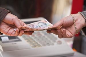 Românii fac împrumuturi la IFN-uri, deşi ajung la dobânzi de 500%. Ce a păţit o tânără care nu a mai putut plăti rata