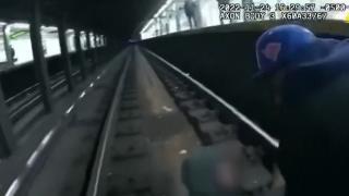Bărbat salvat în ultima clipă de pe șinele metroului din New York de doi polițiști și un călător