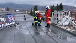 Ideea unui pompier romantic din Argeş: cum şi-a cerut de soţie iubita, în timpul unei simulări de cutremur