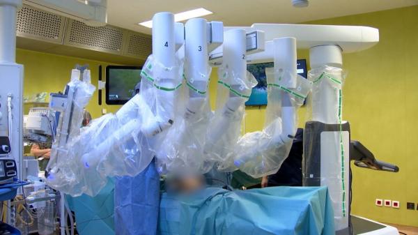 Chirurgia robotică, viitorul medicinei. O reţea privată din România deţine 3 astfel de roboţi: beneficii imense pentru pacienţi