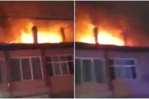 Un "val de foc" a cuprins acoperişul unei clădiri din Moisei. Sătenii au sunat la 112, speriaţi că flăcările le-ar putea înghiţi casele