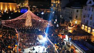"Ne era dor!" Şi Oradea s-a îmbrăcat de sărbătoare. Atracţia principală a Târgului de Crăciun a fost bradul uriaş, decorat cu 14.000 de luminiţe