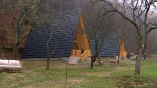 Cabanele cu arhitectură americană, o nouă atracţie pentru turişti în zona Gorjului. O noapte de cazare costă 400 de lei