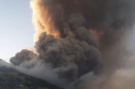 Vulcanul Stromboli a erupt din nou. O coloană uriaşă de cenuşă s-a ridicat spre cer