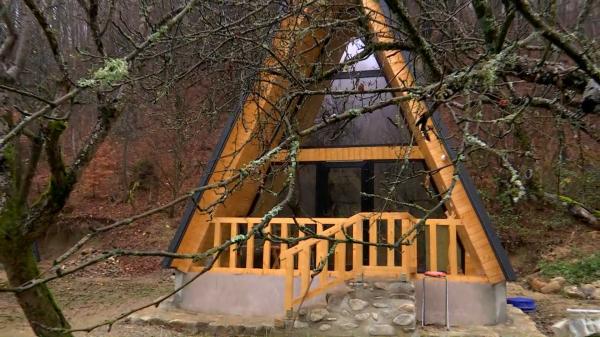 Cabanele sub forma literei A, noul trend în turismul românesc. Cât costă o noapte de cazare într-o astfel de casă, "ruptă" din filmele americane