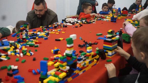 Oraşul lui Moş Crăciun, construit din mii de piese de lego, la Bistriţa. Cei mici au admirat case, trenuleţe şi chiar şi un patinoar, toate în miniatură