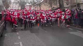 Aproape 1.000 de Moși Crăciun aleargă pentru a omagia cea mai iubită sărbătoare, în Germania. Ideea le-a venit unor prieteni