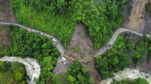 34 de morți, între care 8 copii, după ce o alunecare de teren a rupt în două o autostradă, în Columbia