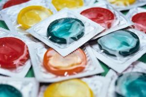 Din 2023, prezervativul va fi gratuit în toate farmaciile din Franța, pentru tinerii între 18-25 de ani