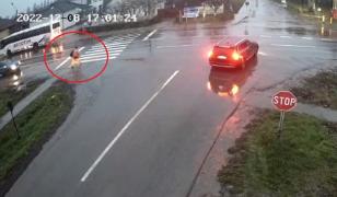 Spulberat pe trecere de o șoferiță, lângă Timișoara. Accidentul a fost filmat de o cameră de supraveghere