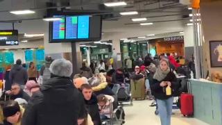 Chinul românilor blocați pe aeroporturile din Londra. Nervoși, unii au început să înjure și să recurgă la jigniri