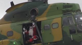 Moş Crăciun a venit cu elicopterul la Baza Militară Mihail Kogălniceanu. Copiii militarilor români l-au aşteptat cu sufletul la gură: "Ne-a luat prin surprindere"