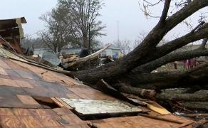 Dezastru în SUA: tornadele au lăsat în urmă 3 morţi, zeci de răniţi, iar mii de oameni au rămas fără curent