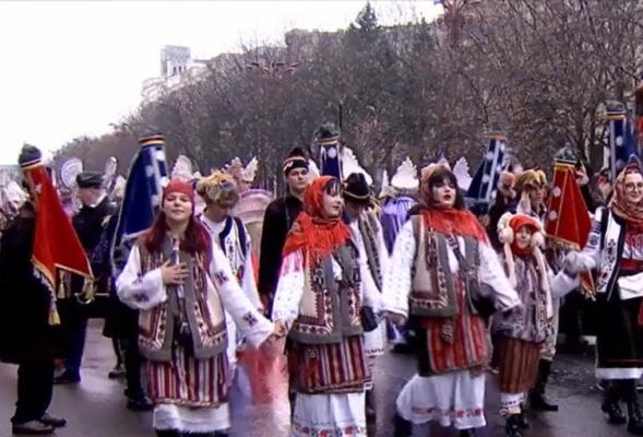 "Din anii '70 dansez capra" Cetele de urşi de la Comăneşti și călușarii din Dorohoi au făcut senzaţie în București