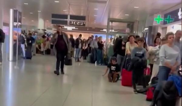 Haos de nedescris în aeroporturi, după ce Lufthansa a anulat mai multe zboruri. Pasagerii, ca refugiații: dorm pe jos sau pe trollere