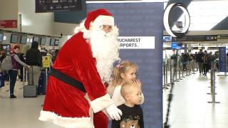 Moş Crăciun, apariţie surpriză pe aeroportul "Henri Coandă". Copiii au fost cei mai fericiţi: "I-am scris că îl iubesc şi multă sănătate să aibă"