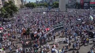 Milioane de oameni, pe străzile din Argentina. Nemulţumiţi că jucătorii au fost evacuaţi cu elicopterele, fanii s-au luat la bătaie cu poliţia