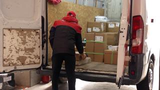 Moș Crăciun sună la ușă: Valentin, un curier din București, ajunge zilnic la peste 150 de adrese. Pentru firmele de livrări este cea mai aglomerată lună din an