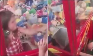 ''Nu pot să ies!'' O fetiţă de 4 ani a rămas blocată în aparatul cu jucării, după ce sora mai mare a păcălit-o, la un bâlci din Australia
