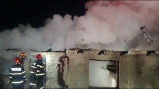 Tragedie înainte de Crăciun: Un bătrân și-a pierdut viața în incendiul care i-a făcut casa scrum