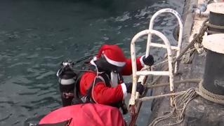 Moş Crăciun şi-a făcut apariţia în portul Constanţa, dar nu cu sania, ci îmbrăcat în scafandru. A adus daruri pentru copiii militarilor din forţele navale