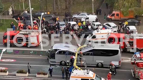 Accident în Pasajul Unirii: un autocar cu 47 de turiști greci, strivit de limitatorul de înălțime. Un pasager a murit