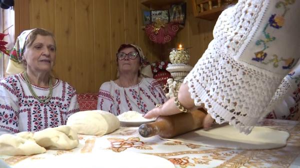 Tradiții și obiceiuri în Ajun de Crăciun. Ce sunt "Scutecele Domnului", care se pregătesc de sute de ani în sudul Moldovei