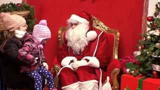 Copiii încep să pună tot mai multe întrebări despre existența lui Moș Crăciun. Ce ar trebui să răspundă părinții