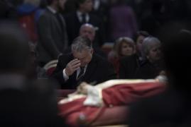 Pelerinaj la căpătâiul Papei Benedict. Şi Viktor Orban s-a rugat lângă sicriul fostului Suveran Pontif