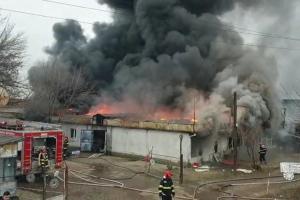 Incendiu violent la un depozit aflat la intrarea în Bucureşti, pe A1: 12 autospeciale de pompieri se luptă cu flăcările