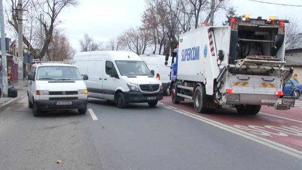 Blocaj în traficul din Bucureşti, din cauza unor lucrări de reabilitare. "Mergi încet şi te prinde la mijloc"