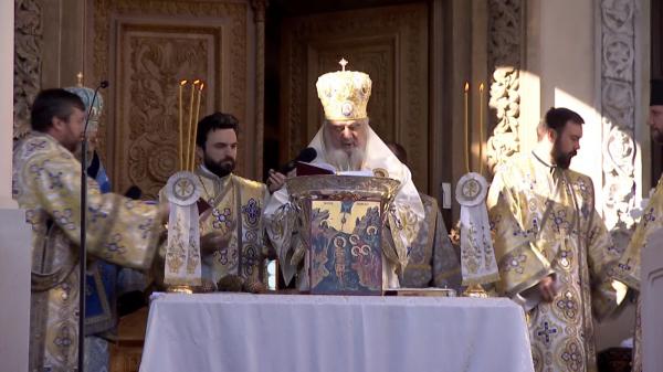 Patriarhul Daniel a oficiat slujba de Sfinţire Mare a Apei. Au fost pregătite 13.000 de sticle cu agheasmă şi 5.000 de pachete cu anafură