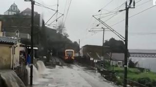 Inundaţiile din Porto, "un fenomen nemaivăzut". Străzile oraşului s-au transformat în râuri, iar şuvoaiele de apă au luat pe sus scaune, mese şi maşini