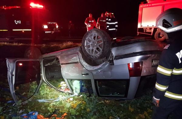 Un șofer a rămas blocat între fiare, după ce a pierdut controlul volanului și s-a răsturnat cu mașina pe câmp, în Satu Mare